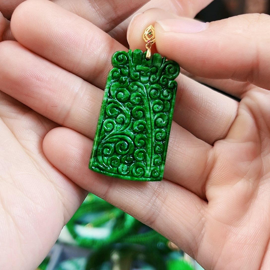 翡翠颈饰18K金镶嵌吊坠