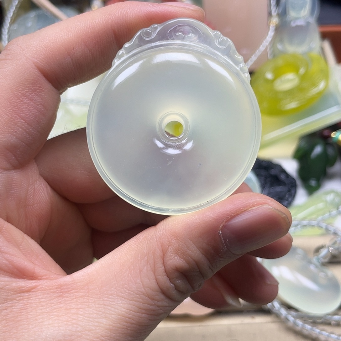 敏***道蛇纹石玉未镶嵌颈饰