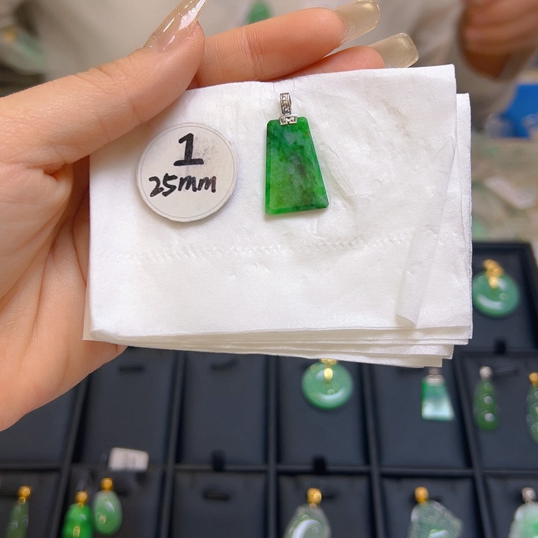 翡翠颈饰18K金镶嵌翡翠