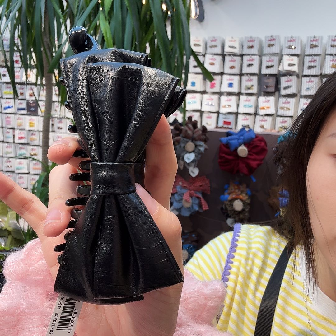 布艺非金属黑色皮香蕉夹