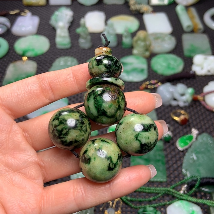 翡翠挂件未镶嵌……