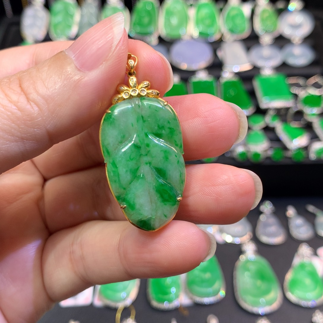 翡翠18K金镶嵌吊坠(不含链)有小裂痕介意慎拍