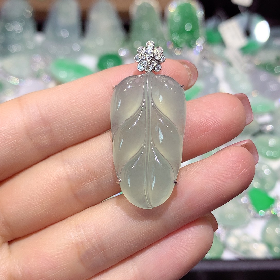 翡翠18K金镶嵌颈饰叶