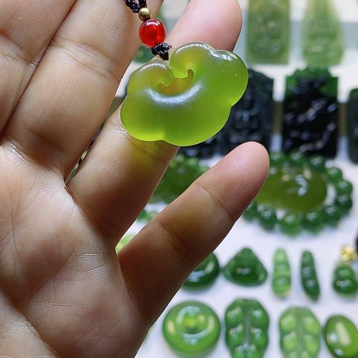 蛇纹石玉颈饰未镶嵌