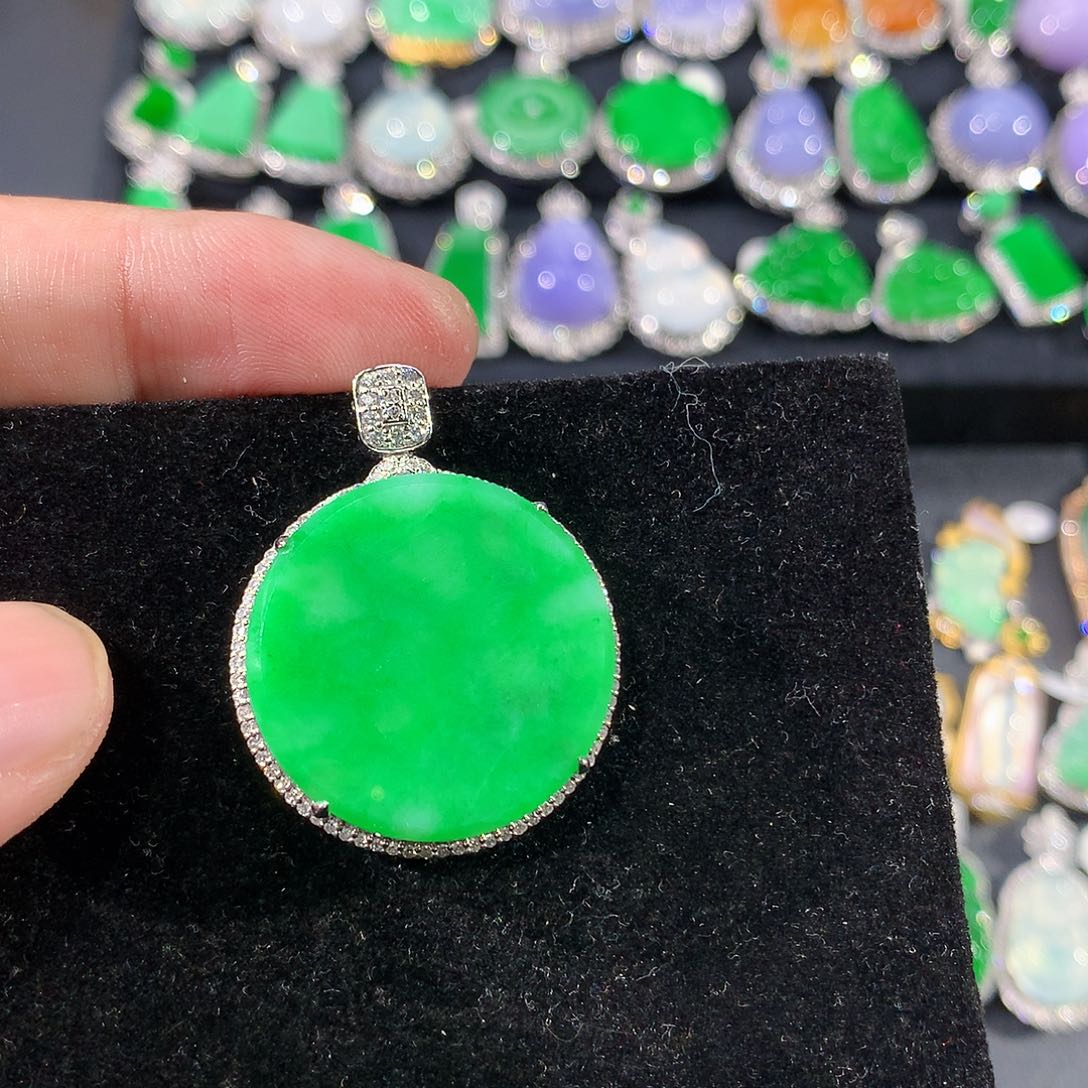 翡翠18K金镶嵌颈饰