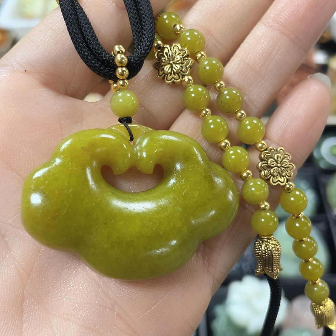 蛇纹石玉颈饰未镶嵌