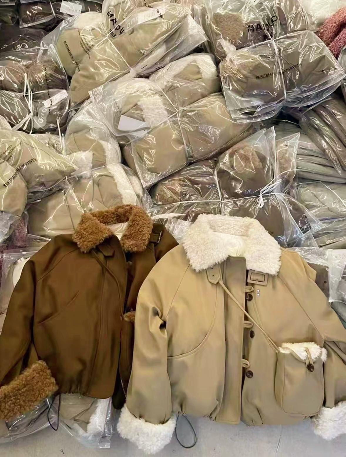 卡其色娃娃领拼接长毛绒女冬季新款韩版小个子爆小个子工装外套潮