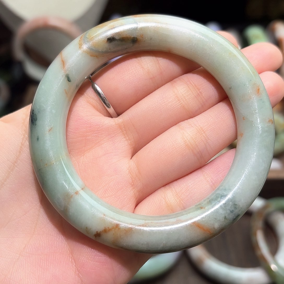 翡翠手镯未镶嵌圆条南齐多彩翡翠手镯