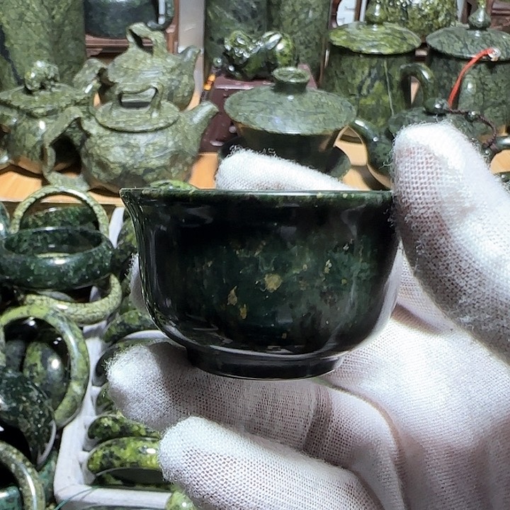 蛇纹石玉小茶杯未镶嵌