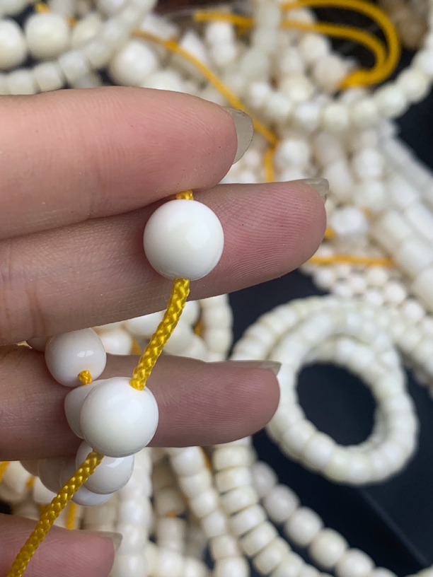 猪牙10近圆圆珠一颗小豁口