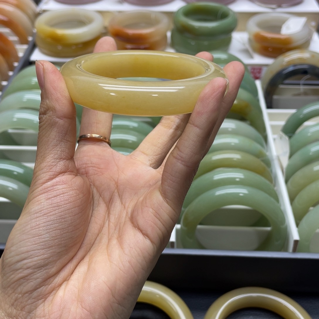 石英质玉手镯未镶嵌开***?