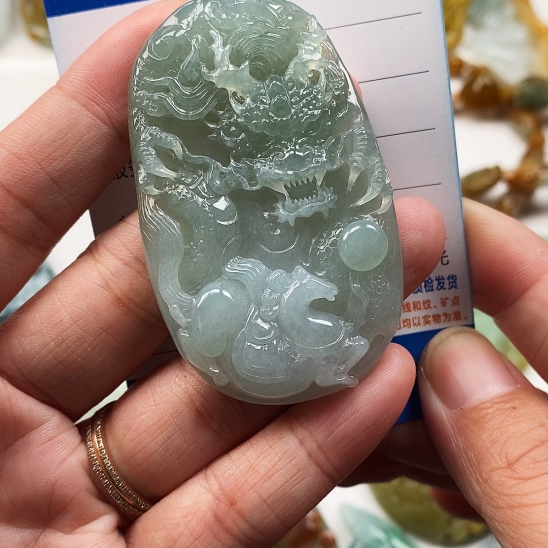 翡翠未镶嵌颈饰龙马精神