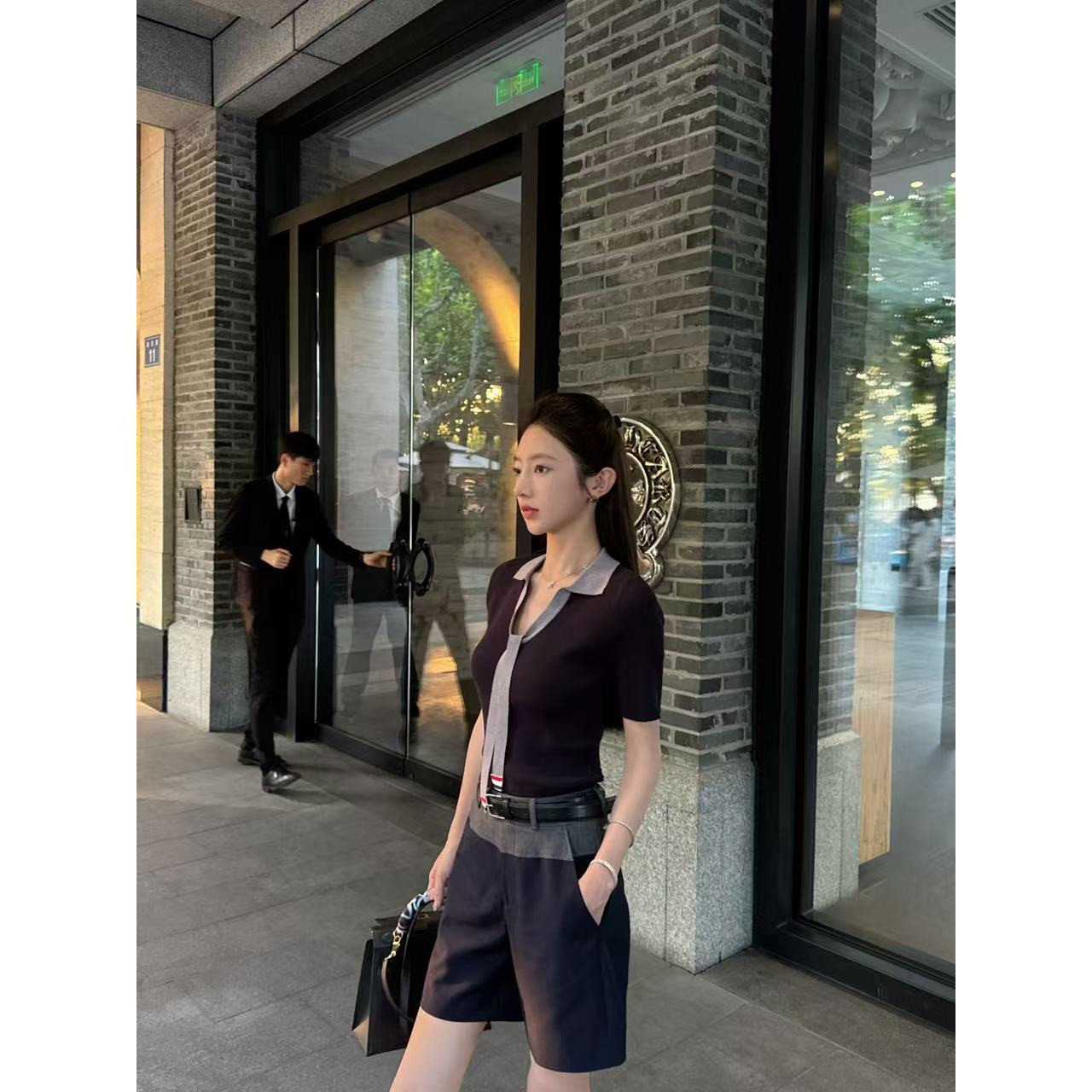 【盒子专享】灰蓝独白 翻V领系带下摆撞色拼接短袖针织T恤