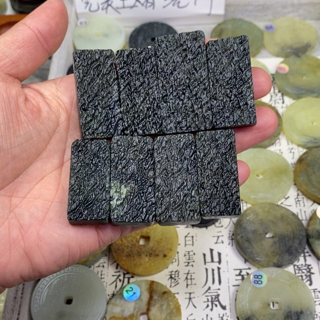 鬼***爷岫玉未镶嵌颈饰岫玉吊坠