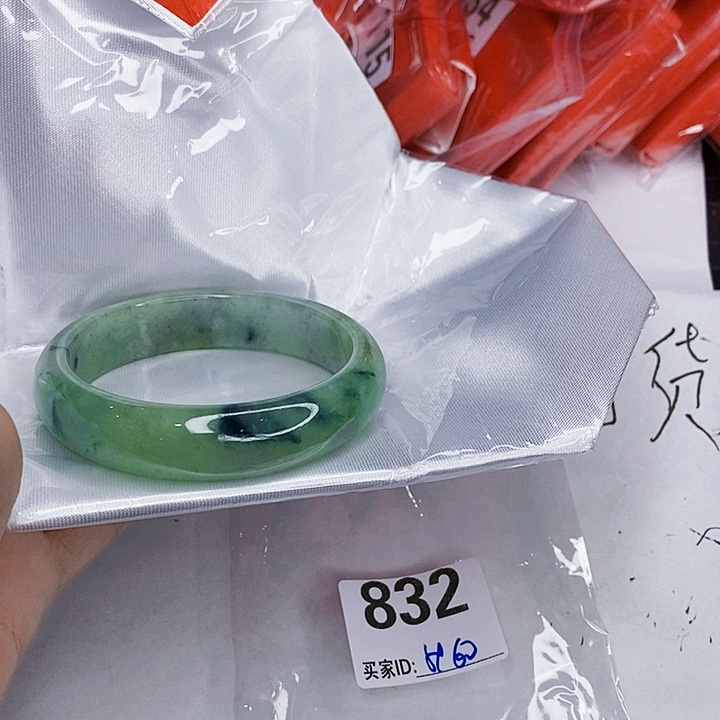 翡翠未镶嵌手镯一图一物实物为准（微瑕处理）