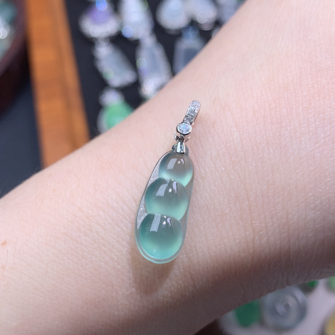 翡翠18K金镶嵌颈饰海蓝之谜福豆