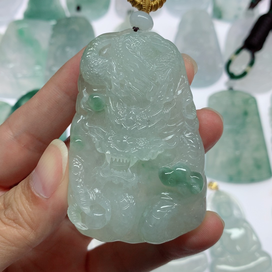 翡翠未镶嵌颈饰龙牌