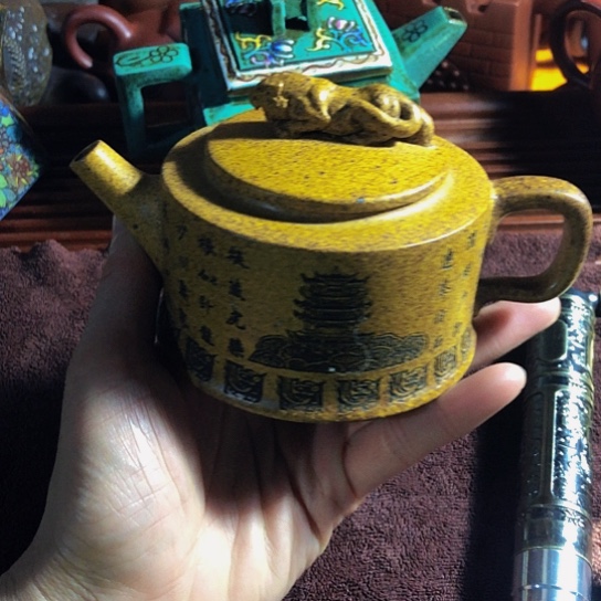 紫砂茶壶原矿泥料手工制作的紫砂壶。