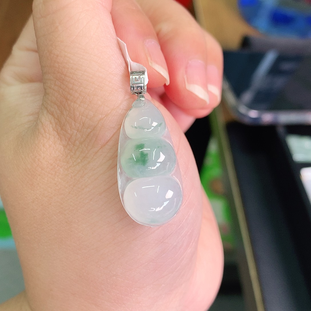 翡翠颈饰18K金镶嵌冰胶飘绿豆子