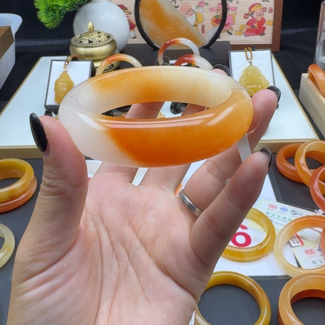 未镶嵌石英质玉（黄龙玉）手镯