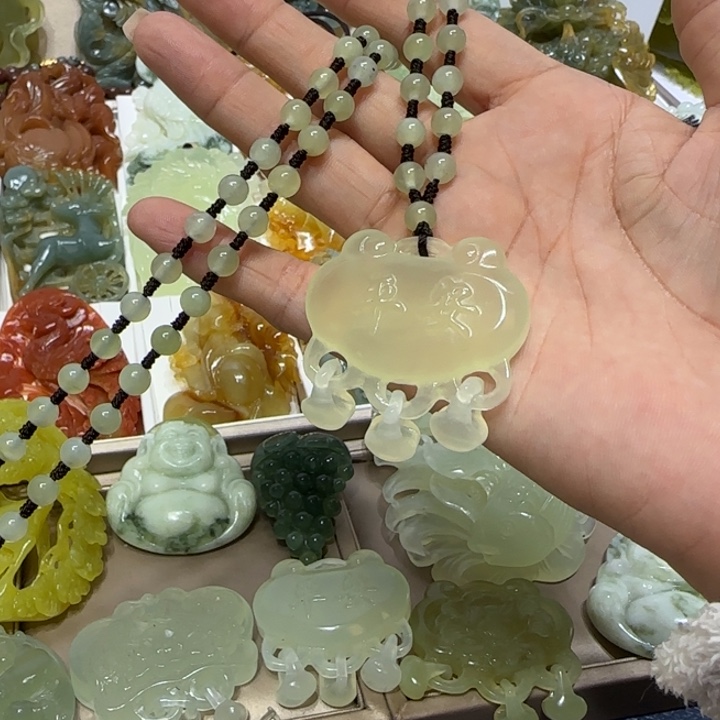 蛇纹石玉吊坠未镶嵌