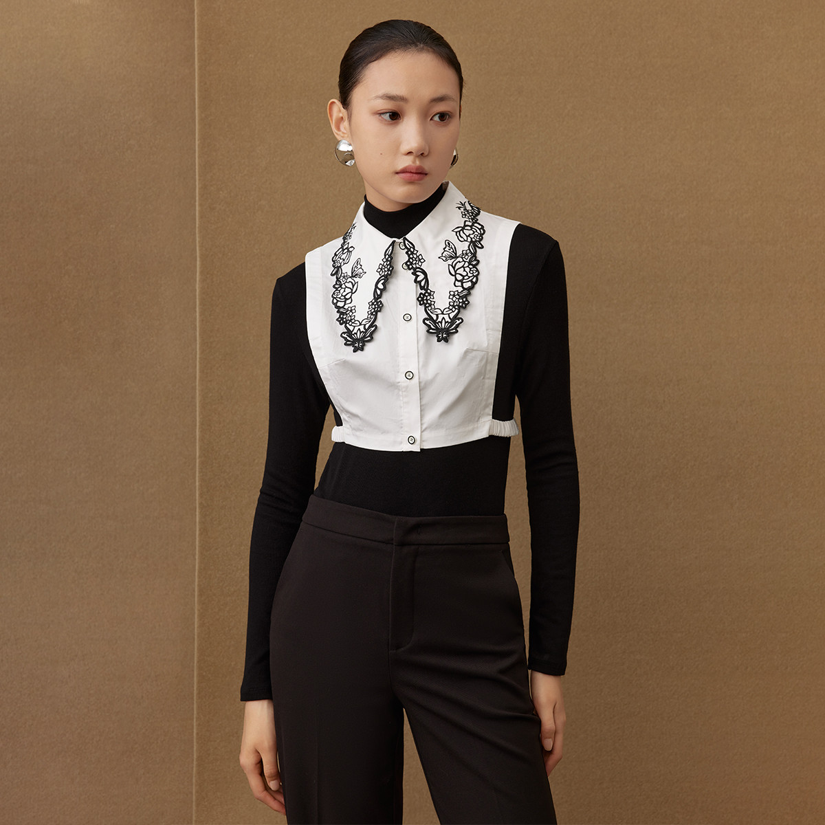 【小熊专属】秋季叠穿艺术感刺绣尖领无袖衬衣M300320