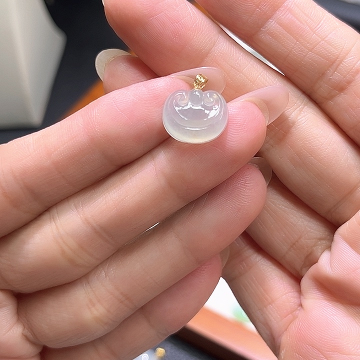 颈饰18K金镶嵌翡翠