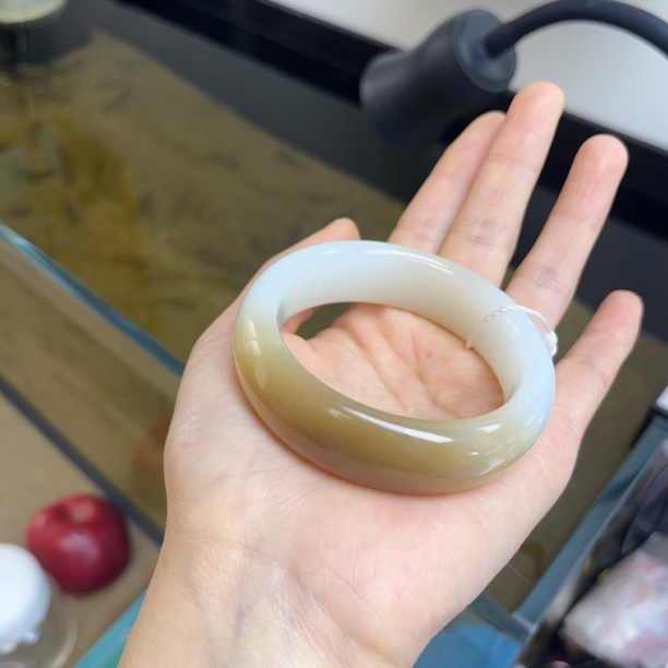 和田玉宽版天然糖手镯油脂老料颜色独特上手高端大气性价格实惠