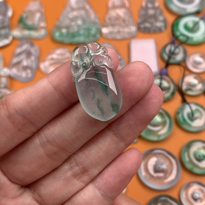 翡翠挂件未镶嵌…..