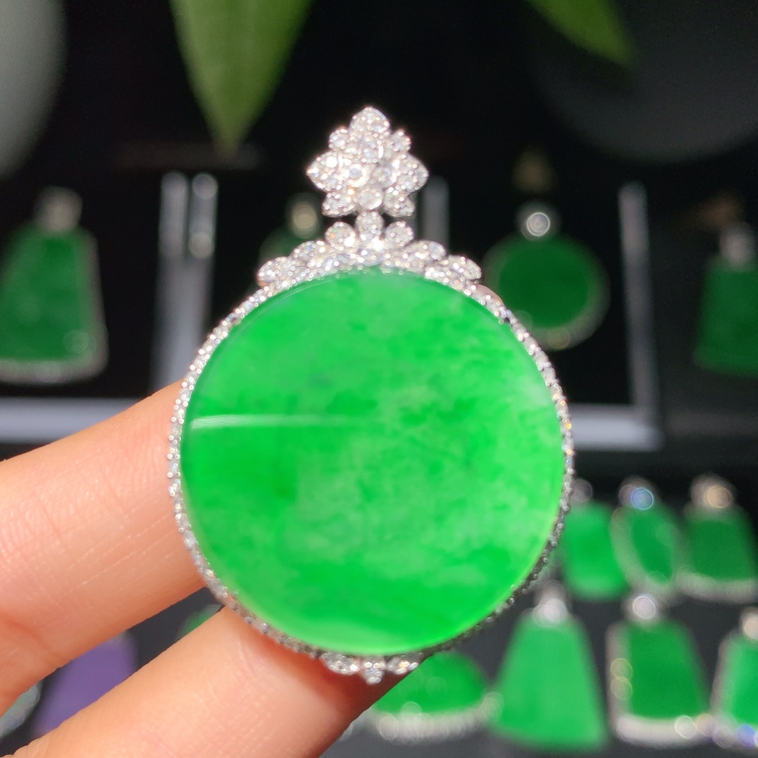 翡翠18K金镶嵌颈饰翡翠