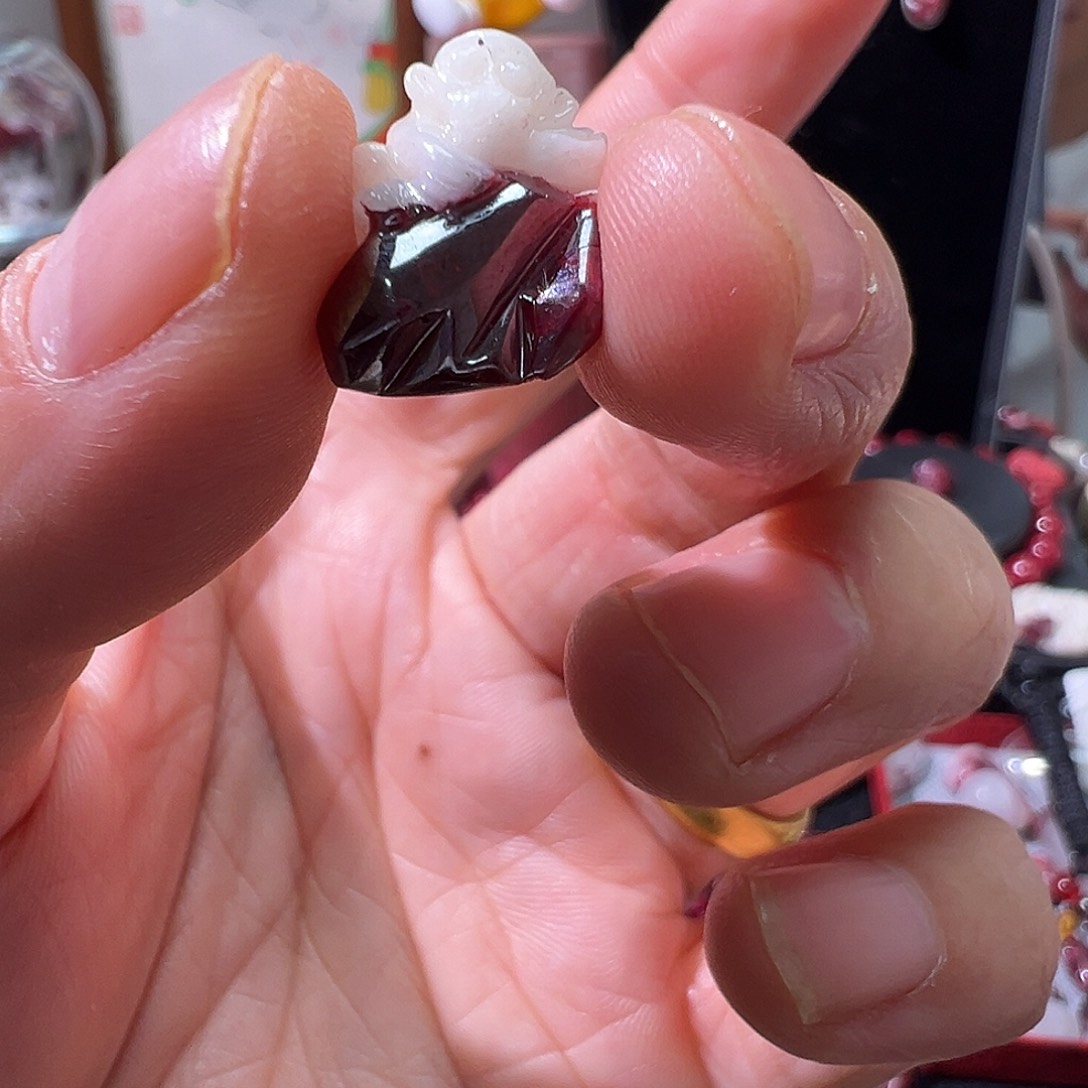 人***偶天然辰砂朱砂雕刻吊坠