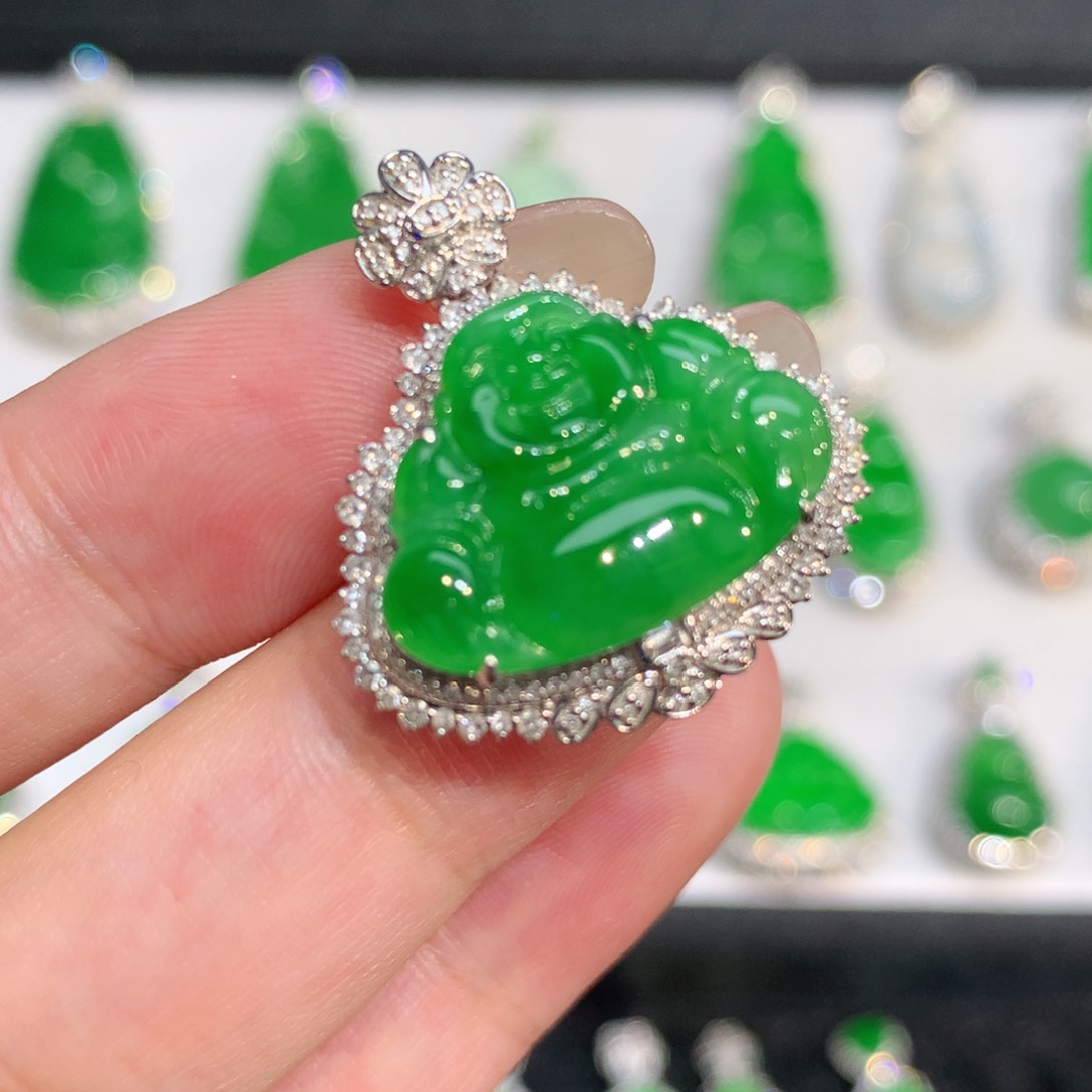 翡翠18K金镶嵌颈饰吊坠