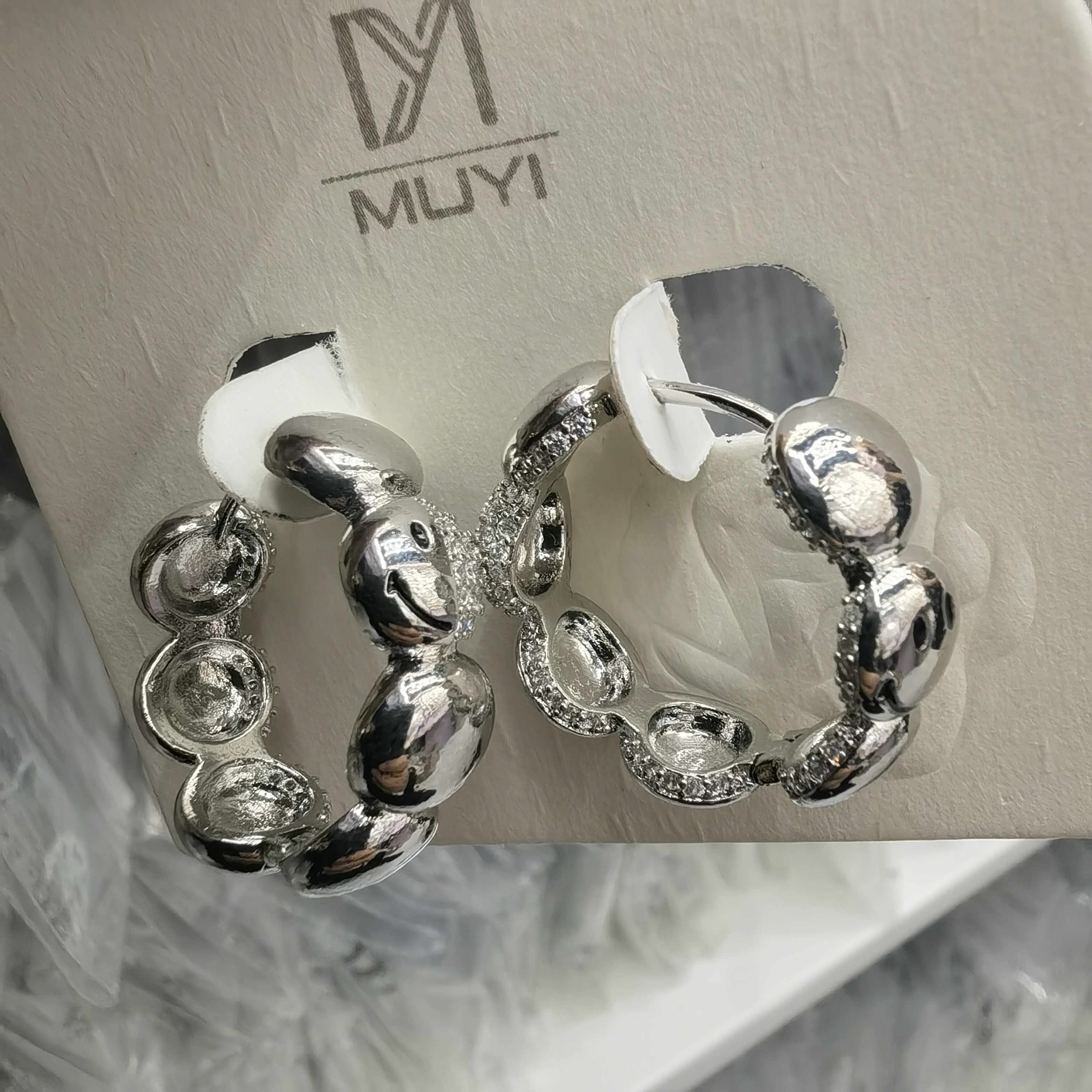 A825银色笑脸闪闪耳扣款耳饰