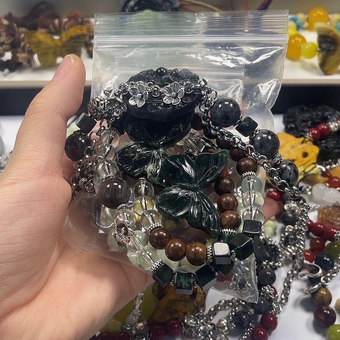 吹***风蛇纹石玉合金颈饰