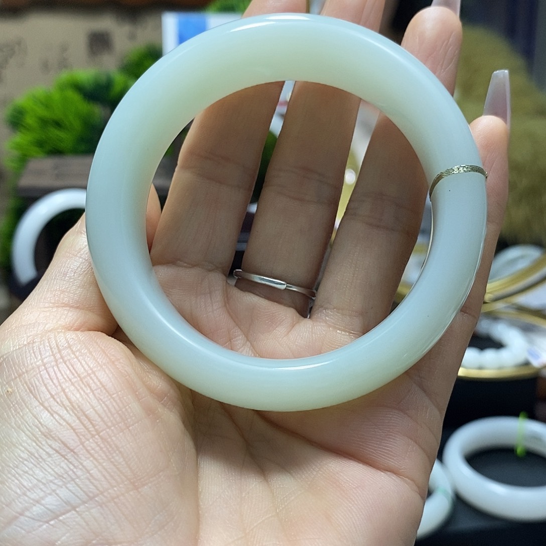 小***青和田玉未镶嵌手镯