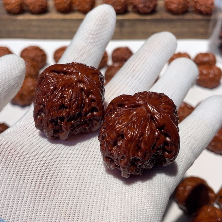 文玩核桃吊坠疯****B三角白777.11.40