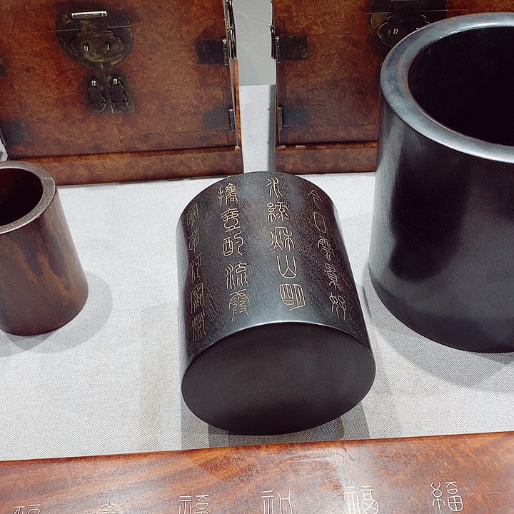 花梨木类日**山紫檀木精品笔筒