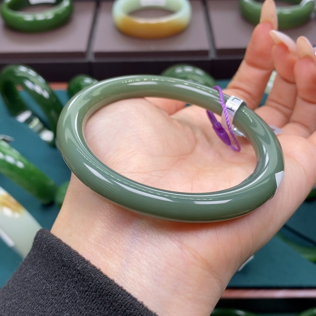 和田玉（碧玉）未镶嵌手镯