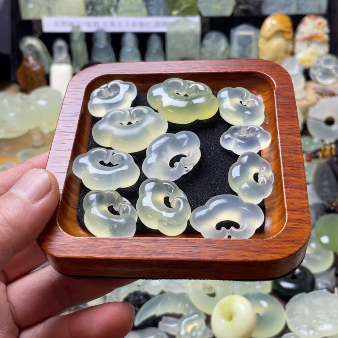 蛇纹石玉颈饰未镶嵌一个