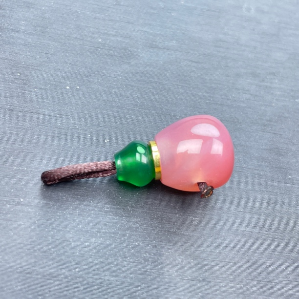 纯原矿粉糯玛瑙搭配非洲翠玛瑙小奶嘴三通，尺寸10左右，随机发货