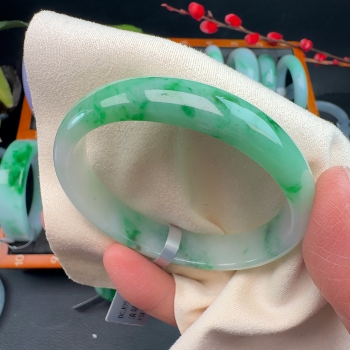 翡翠未镶嵌手镯（贵妃镯）翡翠