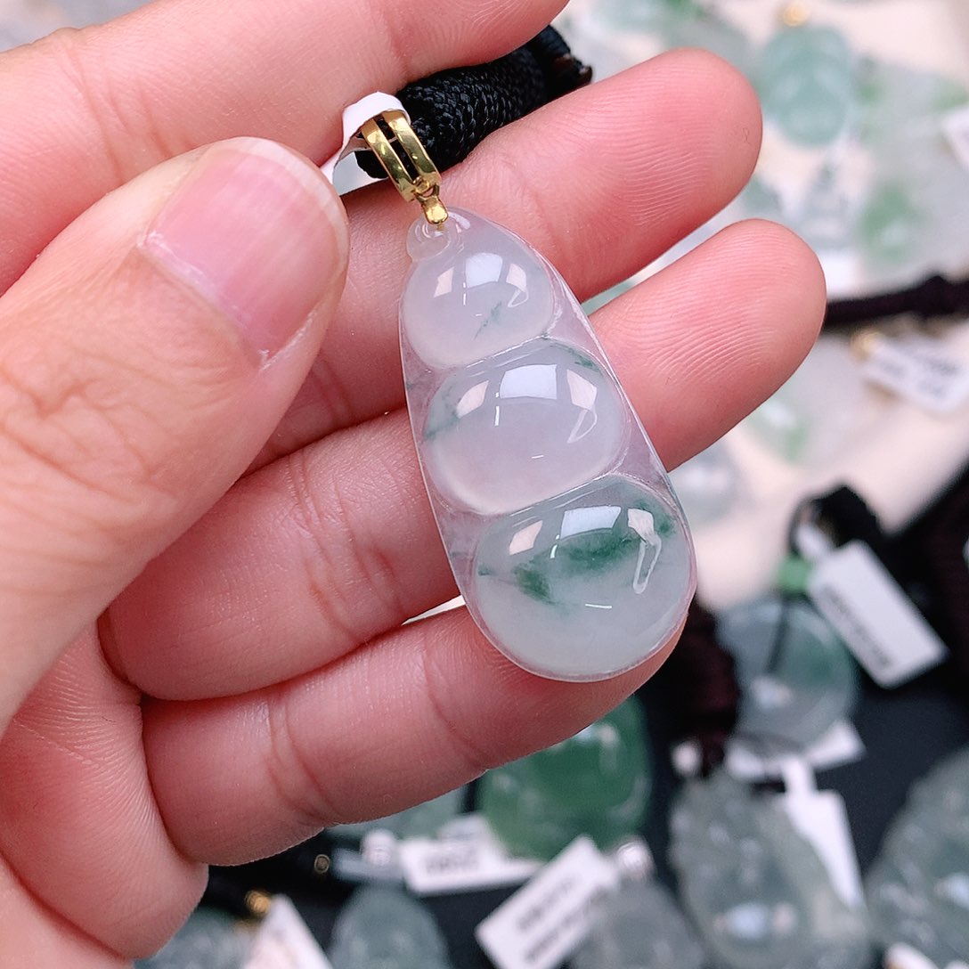 翡翠颈饰18K金镶嵌冰飘绿大豆子 34.8 17 厚6