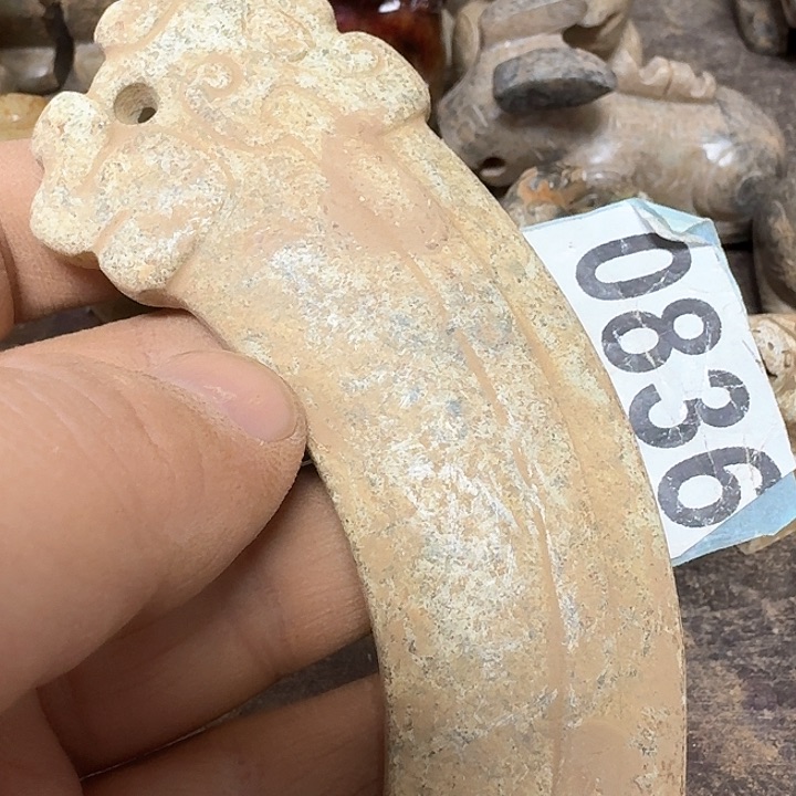 蛇纹石玉颈饰未镶嵌