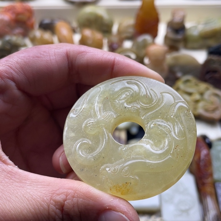 蛇纹石玉颈饰未镶嵌