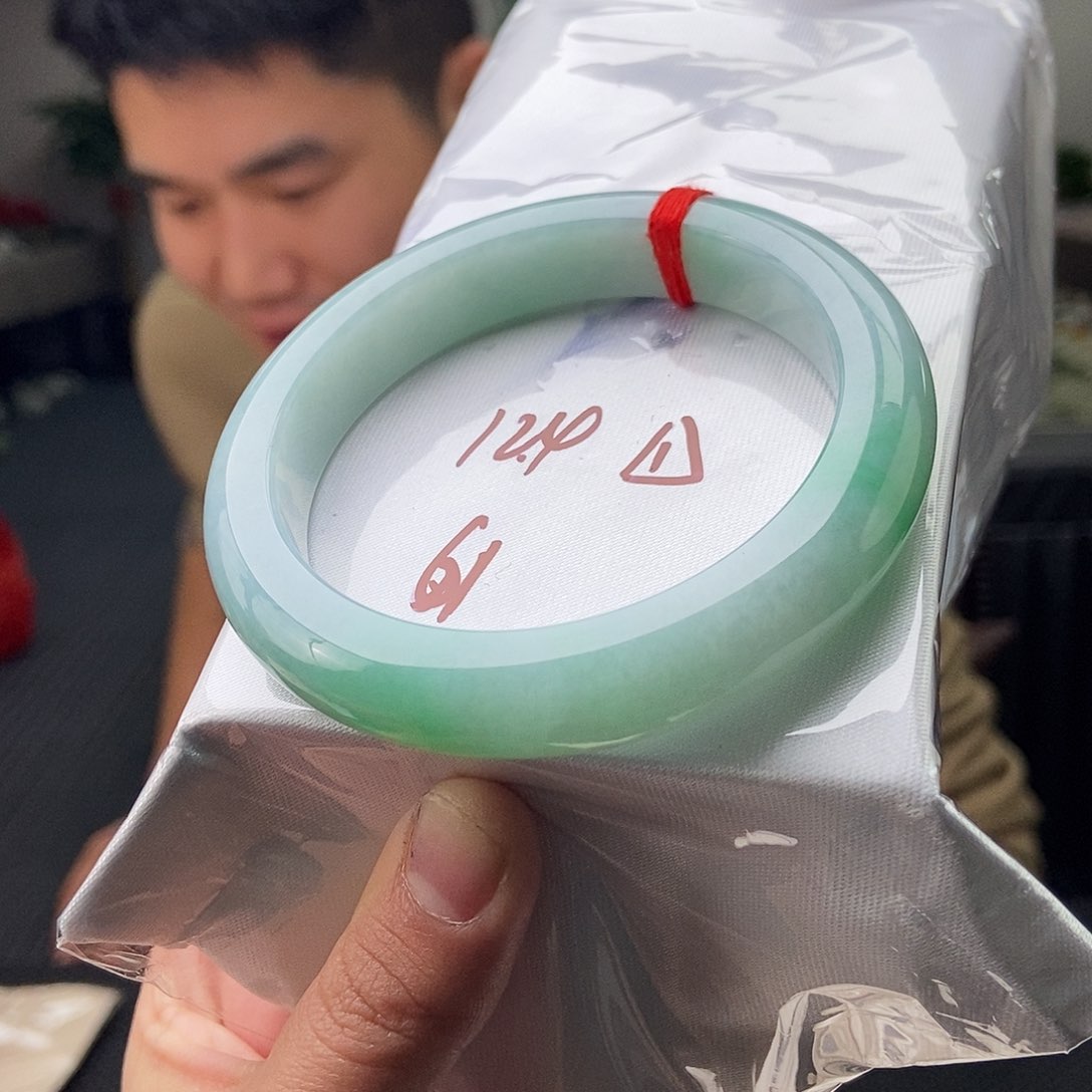 翡翠手镯未镶嵌拍一发一