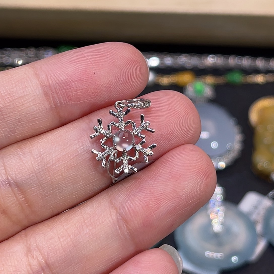 翡翠18K金镶嵌颈饰雪花