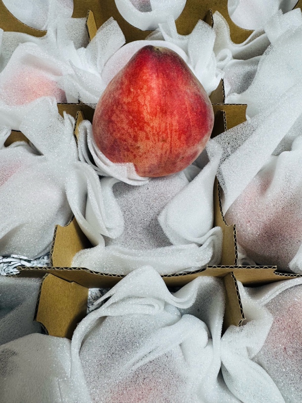 龙泉驿水蜜桃，每箱10-12个净3.5斤，四川