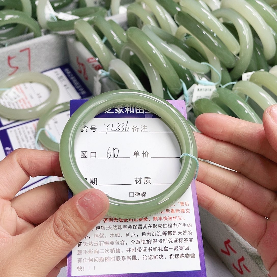 和田玉手镯未镶嵌依***依