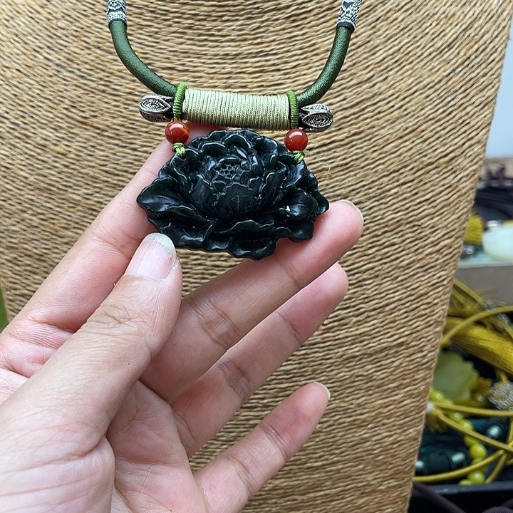 蛇纹石玉吊坠未镶嵌