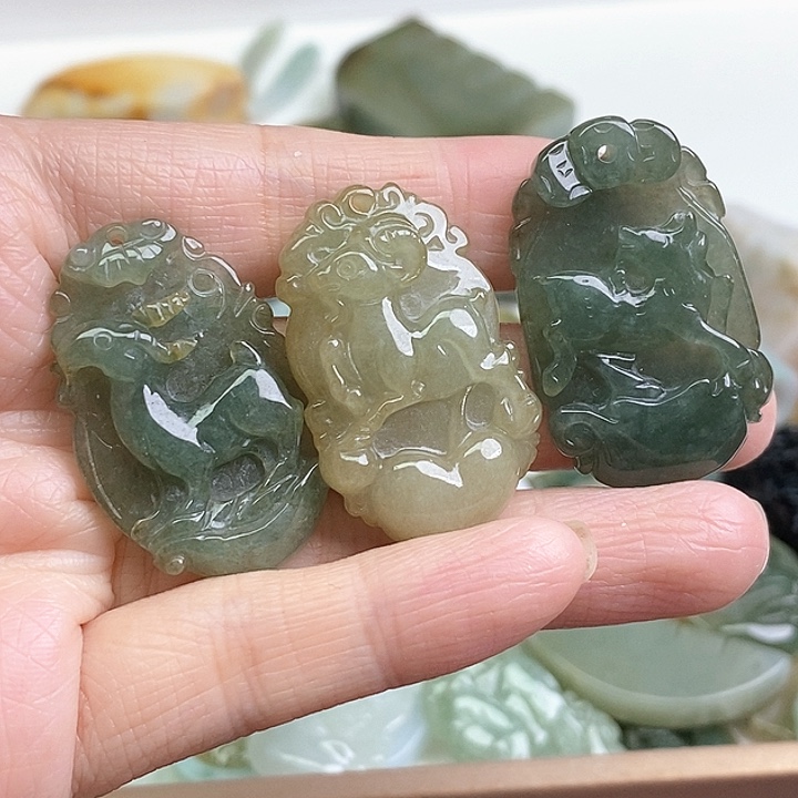 香***草翡翠未镶嵌颈饰天然翡翠